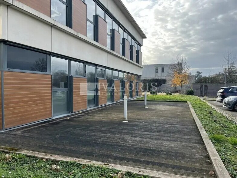 16-18 Chemin Des Cuers, Dardilly to rent - Building Photo - Image 2 of 11