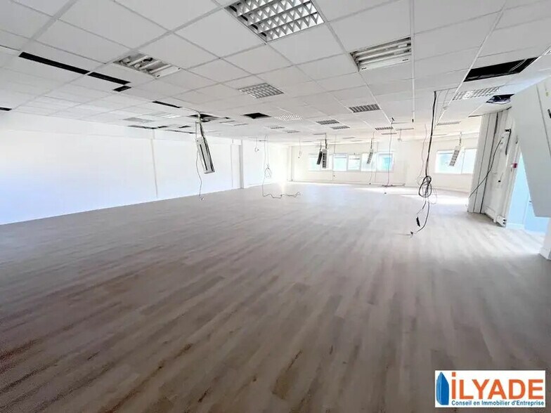 135 Avenue Braye De Cau, Aubagne to rent - Interior Photo - Image 2 of 9