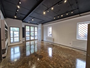 Gartons Way, London to rent Interior Photo- Image 2 of 4