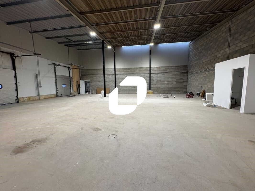 Light Industrial in Montigny-le-Bretonneux to rent Interior Photo- Image 1 of 9