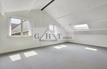 Light Industrial in Montreuil to rent Building Photo- Image 2 of 4