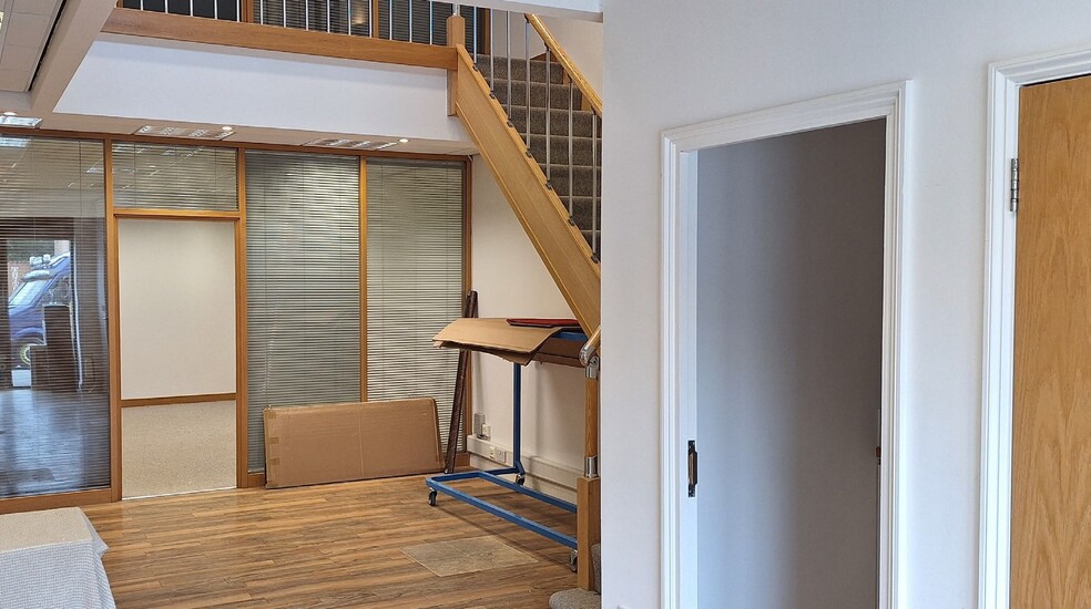 4-8 Coln Park, Andoversford to rent - Interior Photo - Image 3 of 3