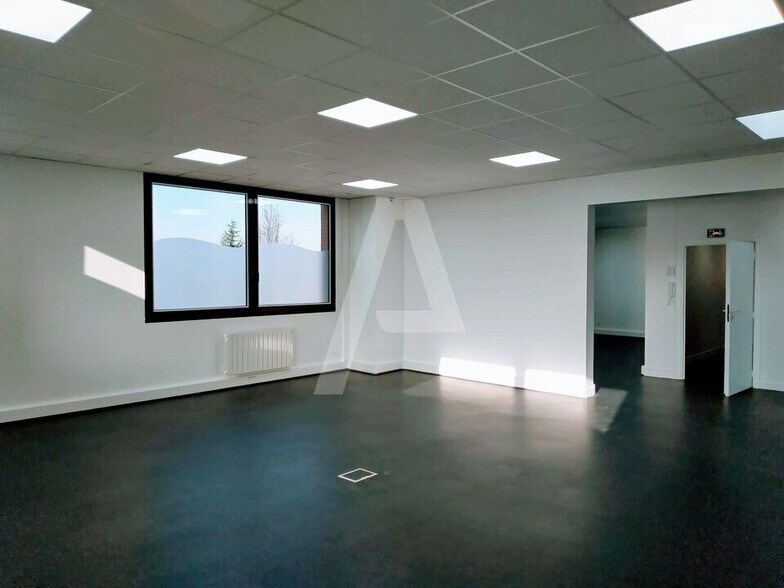 8 Rue Maryse Bastié, Igny to rent - Interior Photo - Image 2 of 5