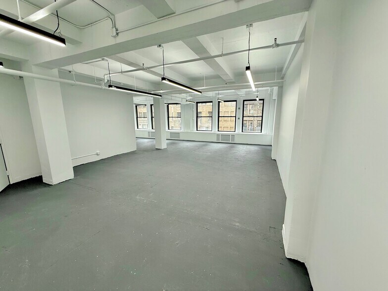 261 W 35th St, New York, NY for rent - Building Photo - Image 2 of 16