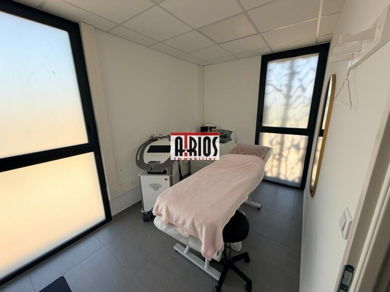 Office in LA MOUTONNE to rent - Interior Photo - Image 3 of 14