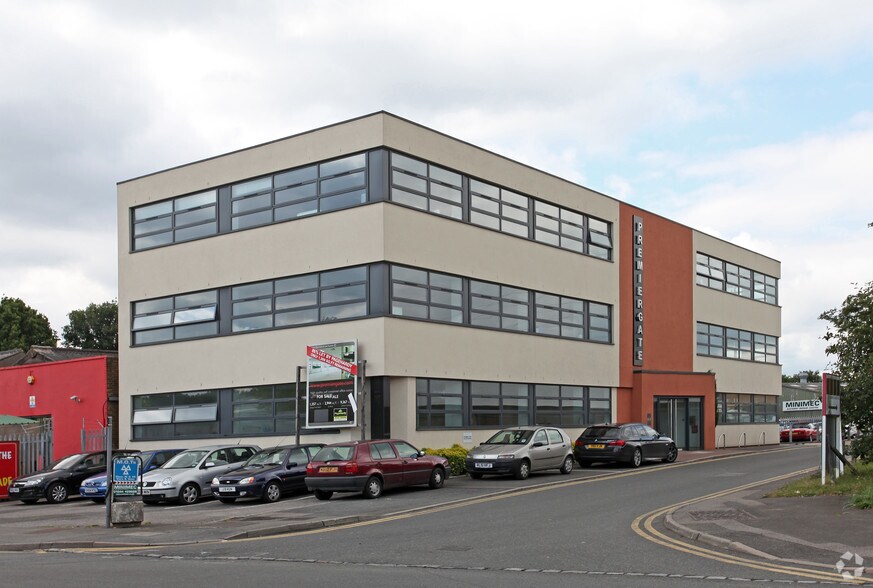 21 Easthampstead Rd, Bracknell for sale - Primary Photo - Image 1 of 1