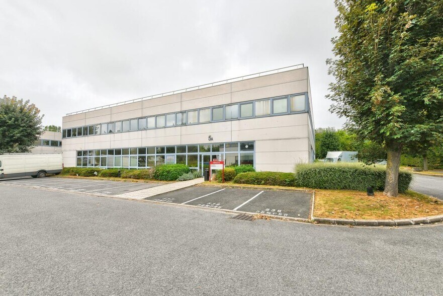 165 Rue De La Belle Etoile, Roissy-en-France to rent - Building Photo - Image 3 of 18