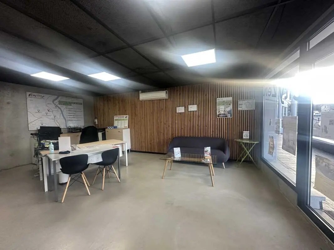 Retail in Talence for sale Interior Photo- Image 1 of 4