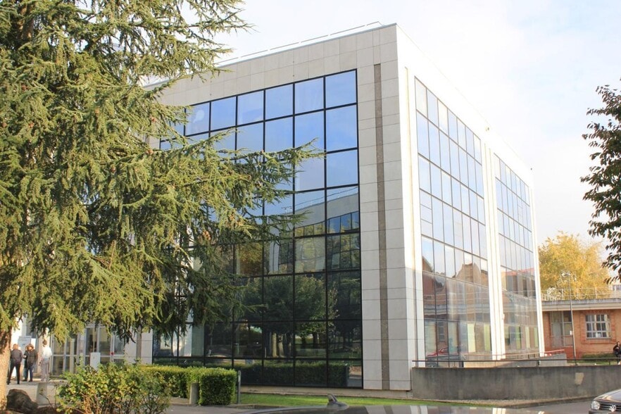 Office in Cergy to rent - Building Photo - Image 1 of 5