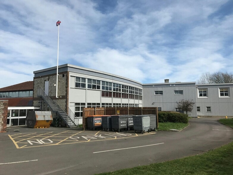 Penns Pl, Petersfield to rent - Building Photo - Image 3 of 7