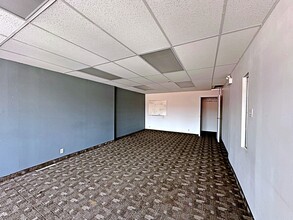 9908 Franklin Av, Fort McMurray, AB for rent Interior Photo- Image 2 of 10