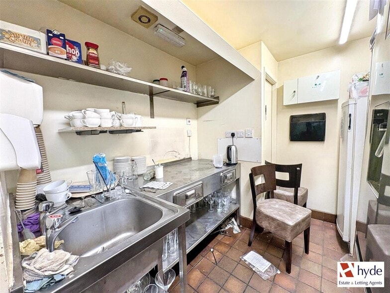 14-16 Crompton St, Bury to rent - Interior Photo - Image 3 of 18