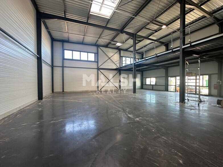 Office in Vaulx-en-Velin to rent - Building Photo - Image 2 of 7