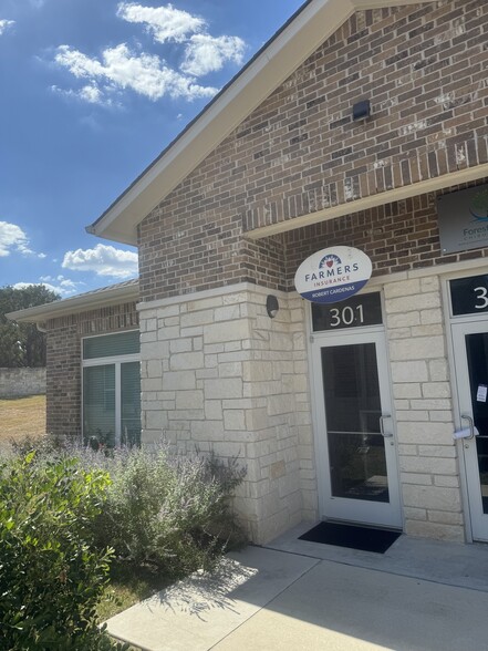 3309 Forest Creek Dr, Round Rock, TX for rent - Primary Photo - Image 1 of 10