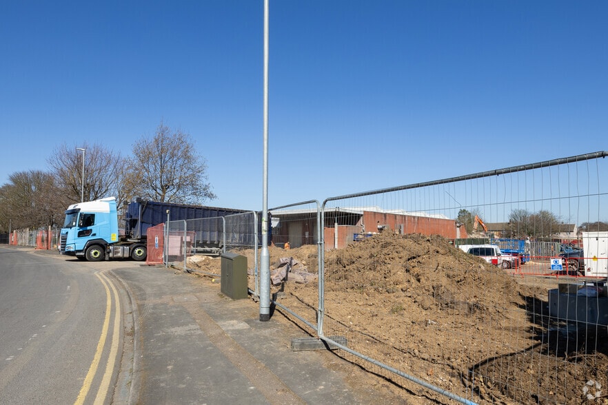 1 Humphrys Rd, Dunstable to rent - Building Photo - Image 2 of 4