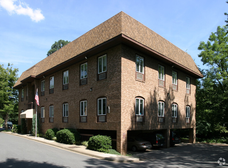 201 Park Washington Ct, Falls Church, VA for rent - Building Photo - Image 2 of 9