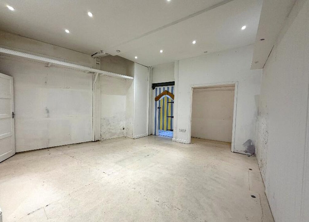 4-4A Fore St, Budleigh Salterton to rent Interior Photo- Image 1 of 6