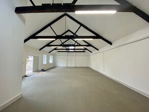 Reading Rd, Reading to rent Interior Photo- Image 2 of 5