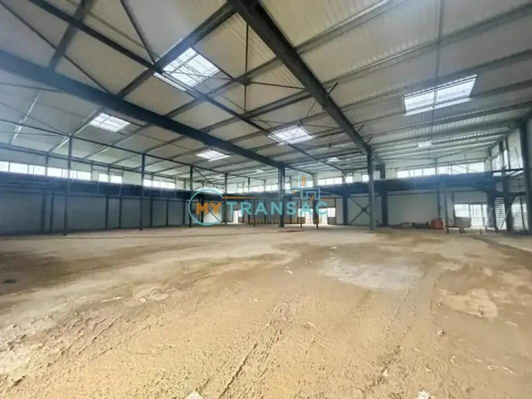 Light Industrial in Louvres to rent Building Photo- Image 1 of 11