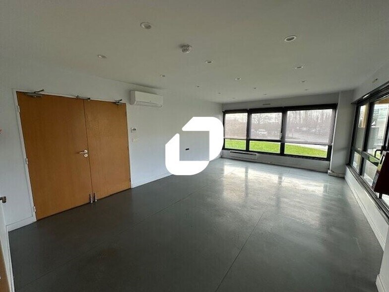 Light Industrial in Le Mesnil-Amelot to rent - Interior Photo - Image 2 of 16