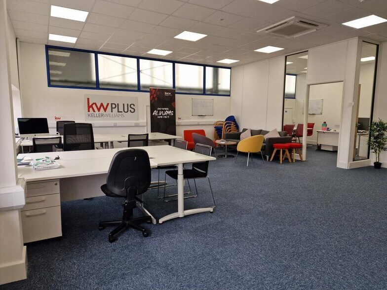 31-31A Robjohns Rd, Chelmsford to rent - Building Photo - Image 2 of 4