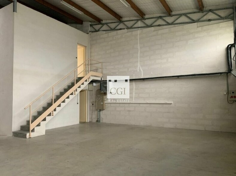 Light Industrial in Chassieu to rent - Building Photo - Image 2 of 7