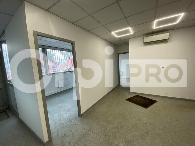 Industrial in Vaulx-en-Velin to rent - Interior Photo - Image 3 of 5
