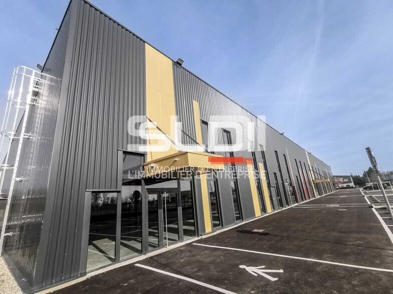 Light Industrial in Villefontaine to rent - Building Photo - Image 1 of 10