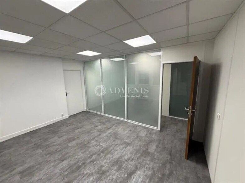 Industrial in Louvres to rent - Interior Photo - Image 3 of 7