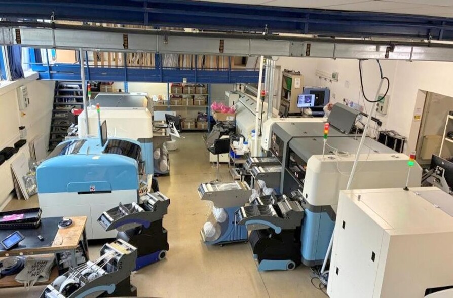 Light Industrial in Buc to rent - Interior Photo - Image 2 of 7