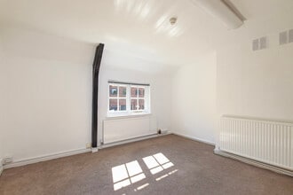 Main Rd, Farnham to rent Interior Photo- Image 2 of 3