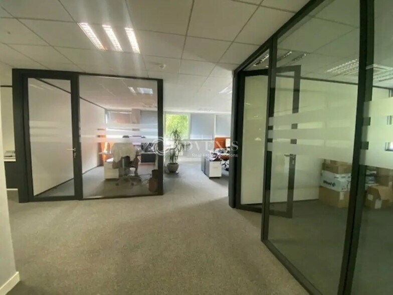 Office in Saint-Germain-en-Laye to rent - Interior Photo - Image 2 of 7
