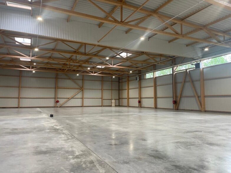 Light Industrial in Tremblay-en-France to rent - Interior Photo - Image 3 of 11