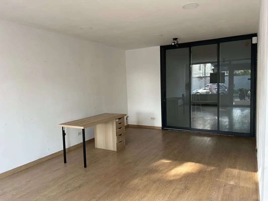 Retail in Bordeaux to rent Interior Photo- Image 1 of 10