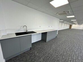 Highlands Rd, Solihull to rent Interior Photo- Image 2 of 10