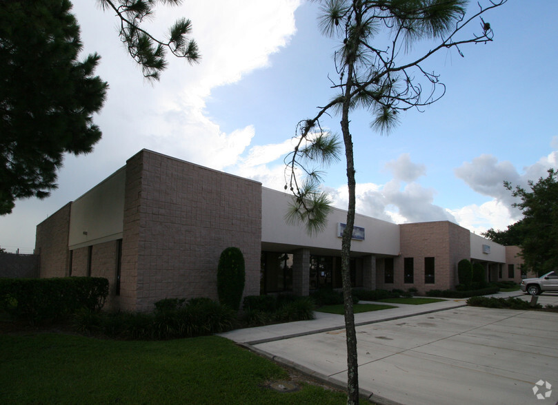 567-585 Interstate Blvd, Sarasota, FL for rent - Building Photo - Image 3 of 28