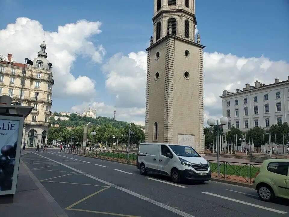 Retail in Lyon to rent Building Photo- Image 1 of 4