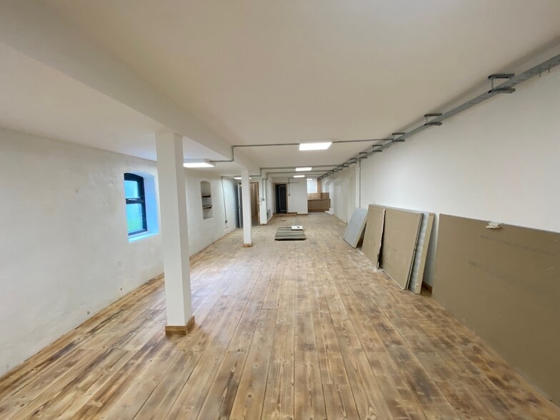 13 Brown St, Salisbury to rent - Building Photo - Image 3 of 5