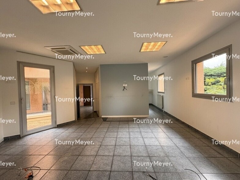 2 Rue Des Bruyères, Saint-Orens-de-Gameville for sale - Interior Photo - Image 3 of 8