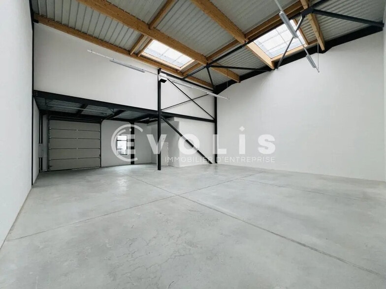 Light Industrial in Lieusaint for sale - Interior Photo - Image 2 of 6