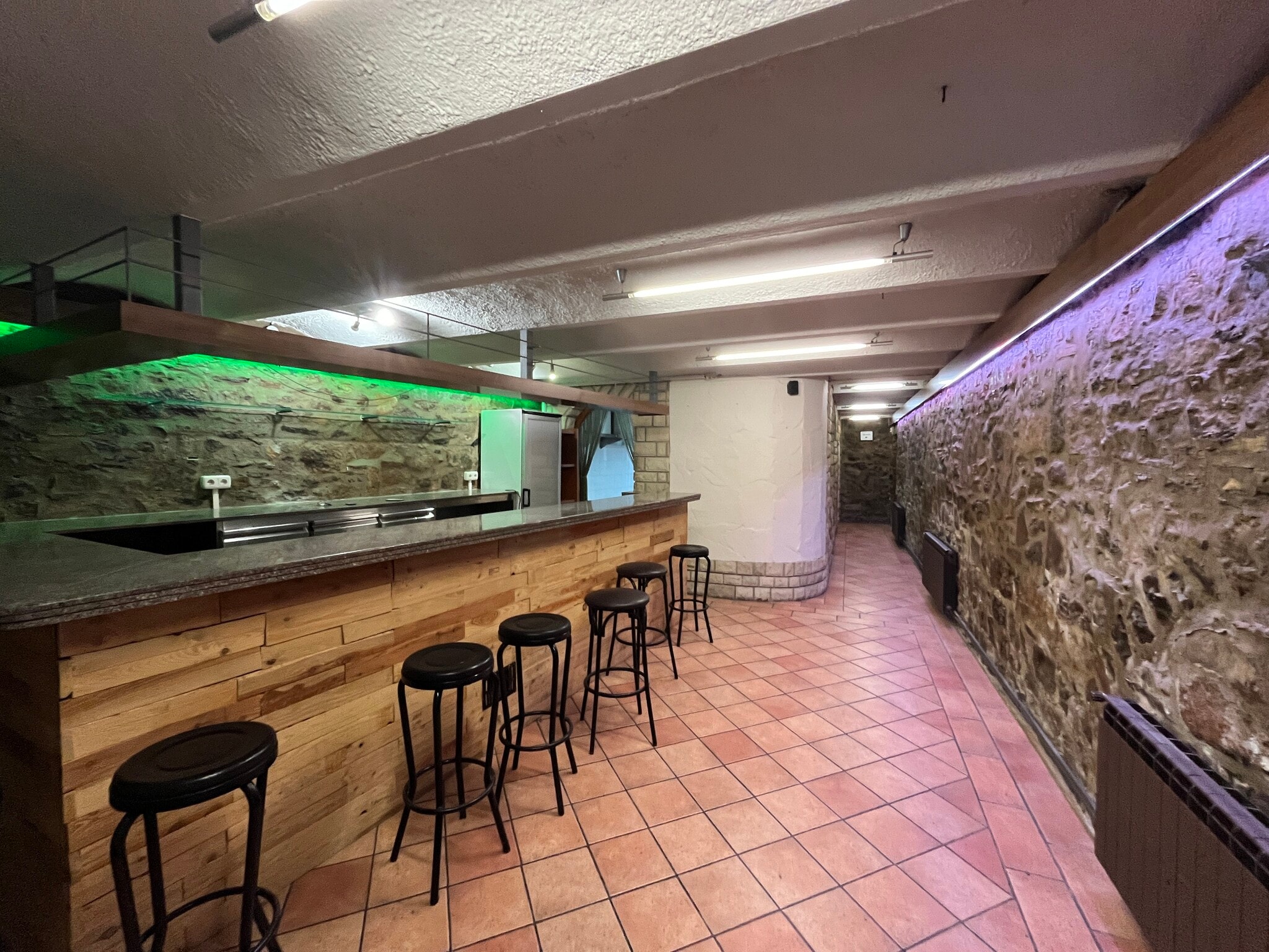 Retail in Sallent, Barcelona to rent Primary Photo- Image 1 of 4