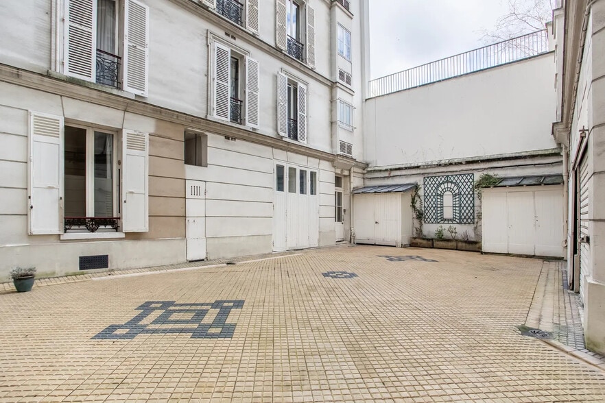 Build-to-Rent in Paris for sale - Building Photo - Image 2 of 3