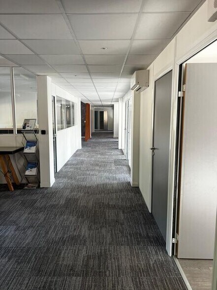 Office in Écully for sale - Interior Photo - Image 2 of 4