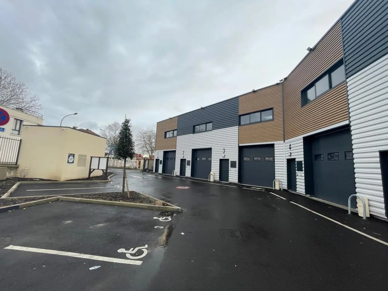 Light Industrial in Épinay-sur-Seine to rent Primary Photo- Image 1 of 9