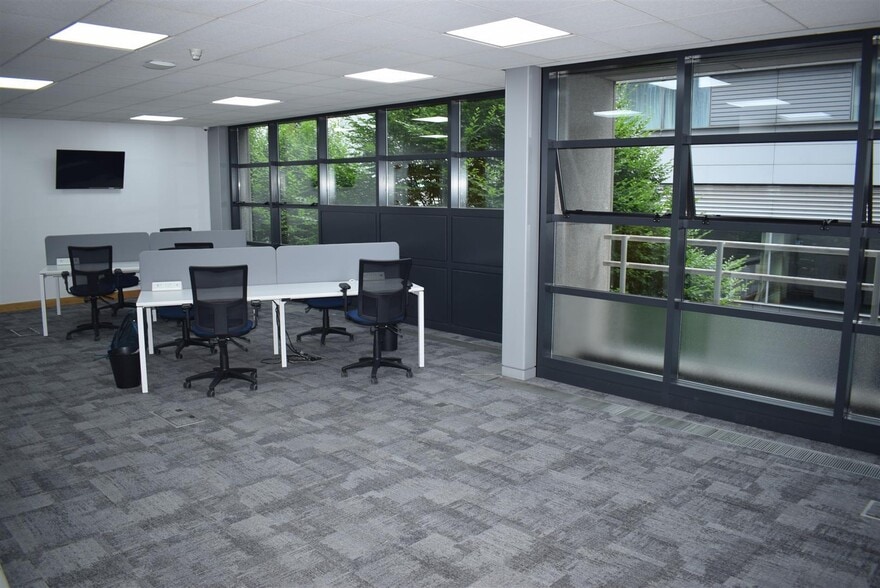 Admirals Way, London to rent - Building Photo - Image 2 of 10