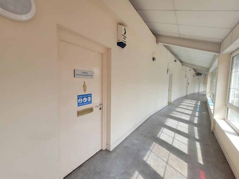 9-21 Marine Cres, Glasgow to rent - Interior Photo - Image 3 of 7