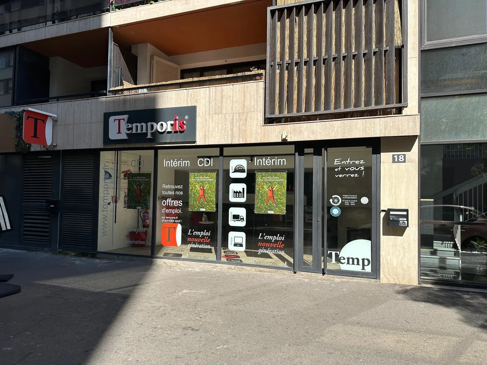 Retail in Marseille to rent Interior Photo- Image 1 of 3