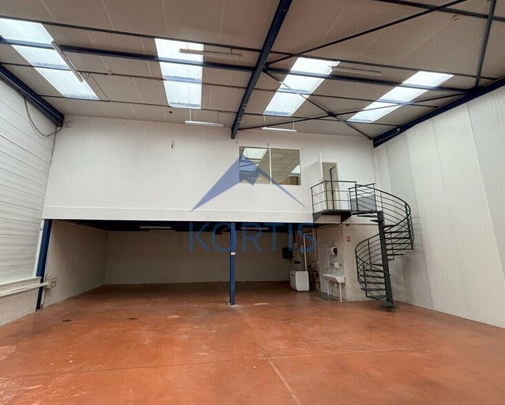 5 Chemin Du Favier, Saint-Genis-Laval to rent - Interior Photo - Image 2 of 7