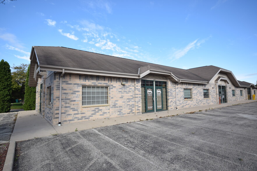 126 W Commerce Blvd, Slinger, WI for rent - Primary Photo - Image 1 of 4