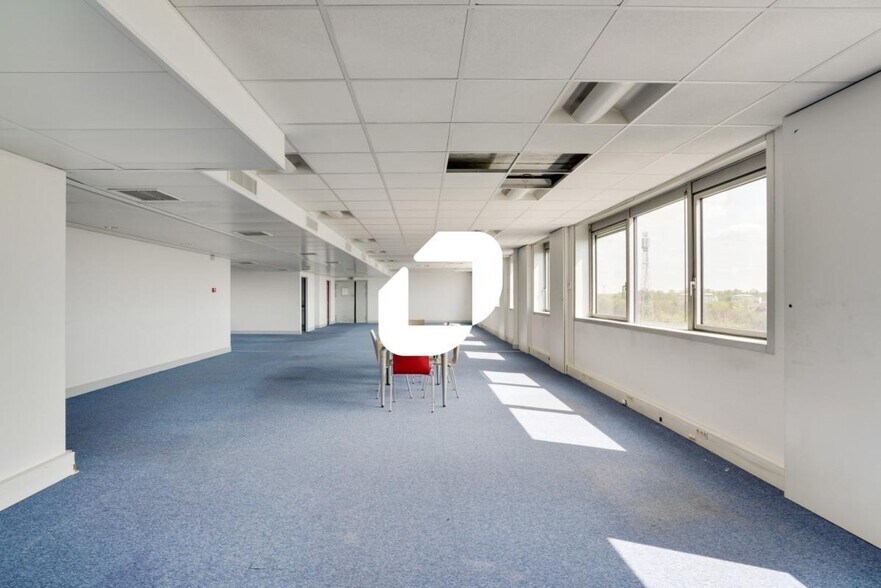 Office in Noisy-le-Grand to rent - Interior Photo - Image 3 of 14